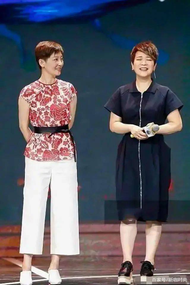 身材|陈小艺也老了？穿简约黑裙同框同岁徐帆，状态差了不止一点