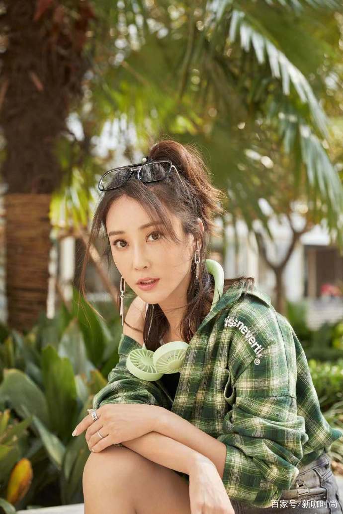 杜若溪|34岁杜若溪厉害了，土味格子衫穿出时尚感，超短裤是被狗撕咬过？