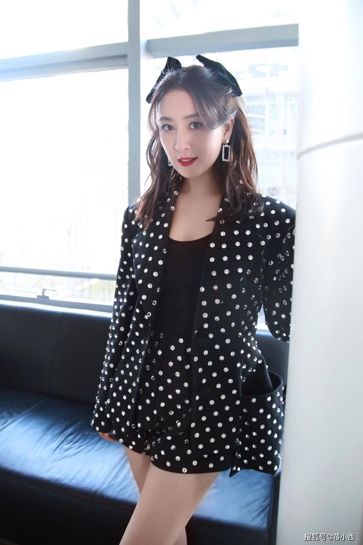 身材|马苏真拼啊，为了让身材比例更好，这么紧的抹胸裙都穿出了高级感