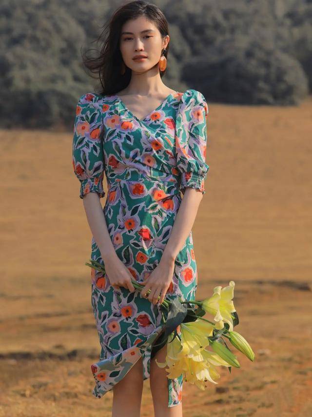 印花|印花裙，碎花裙，印花复古浪漫，很大气，穿上就变温柔小美女。