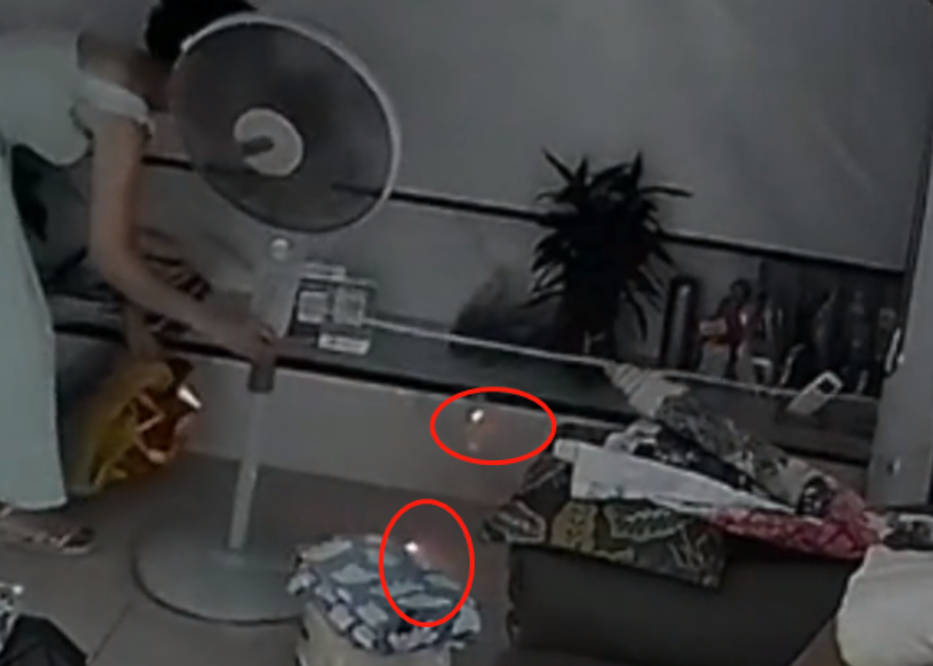 屋内充电器突然爆炸 女主人被吓后沉着解决 拔掉插头时还冒着火 妻子