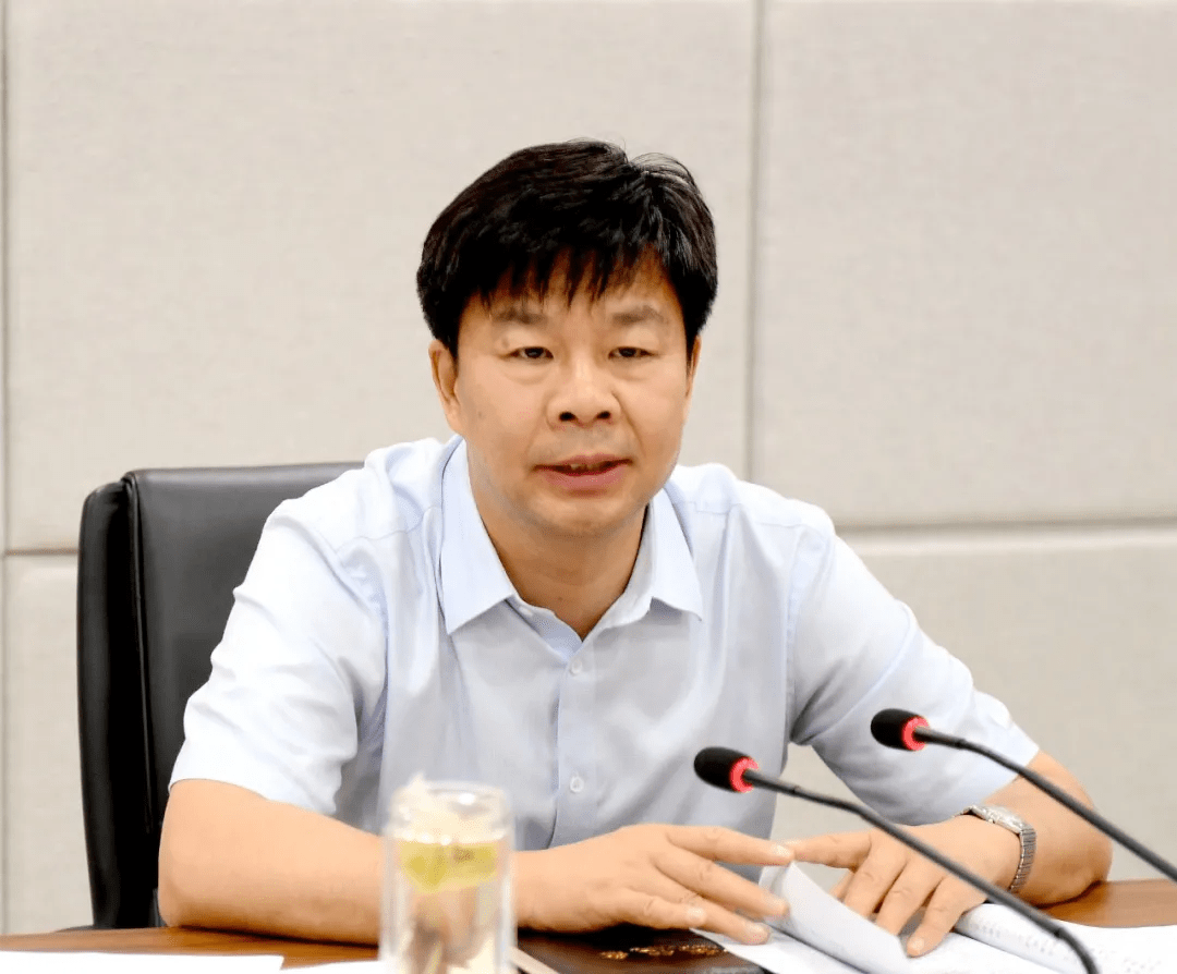 新蔡县委常委议军会议召开