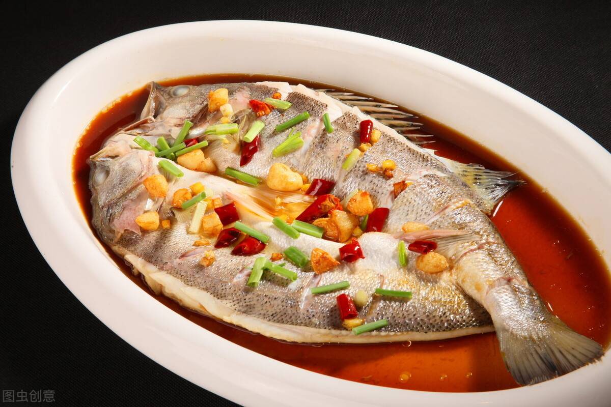 鱼类我们可以选择海鱼会比较好,烹饪的方法要避开煎炸,红烧的做法