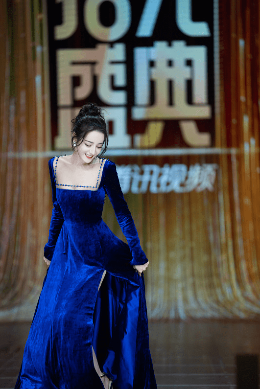 显得|《你是我的荣耀》热巴戏外穿得好美,小蓝裙高贵又华丽,太养眼了