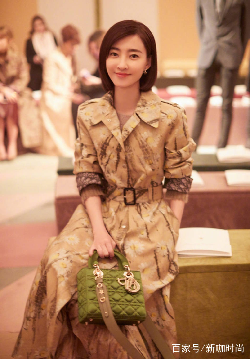 女神|王丽坤真会穿，“小雏菊”风衣优雅大方，“波波头”发型更是减龄