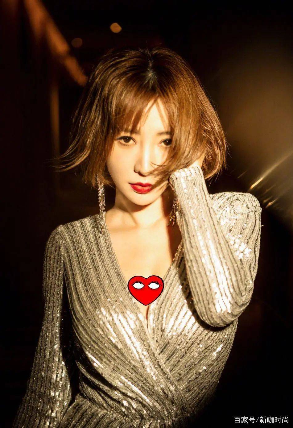 心坎|柳岩真是人间会穿，一袭深V亮片裙闪耀迷人，S型曲线撩到心坎上