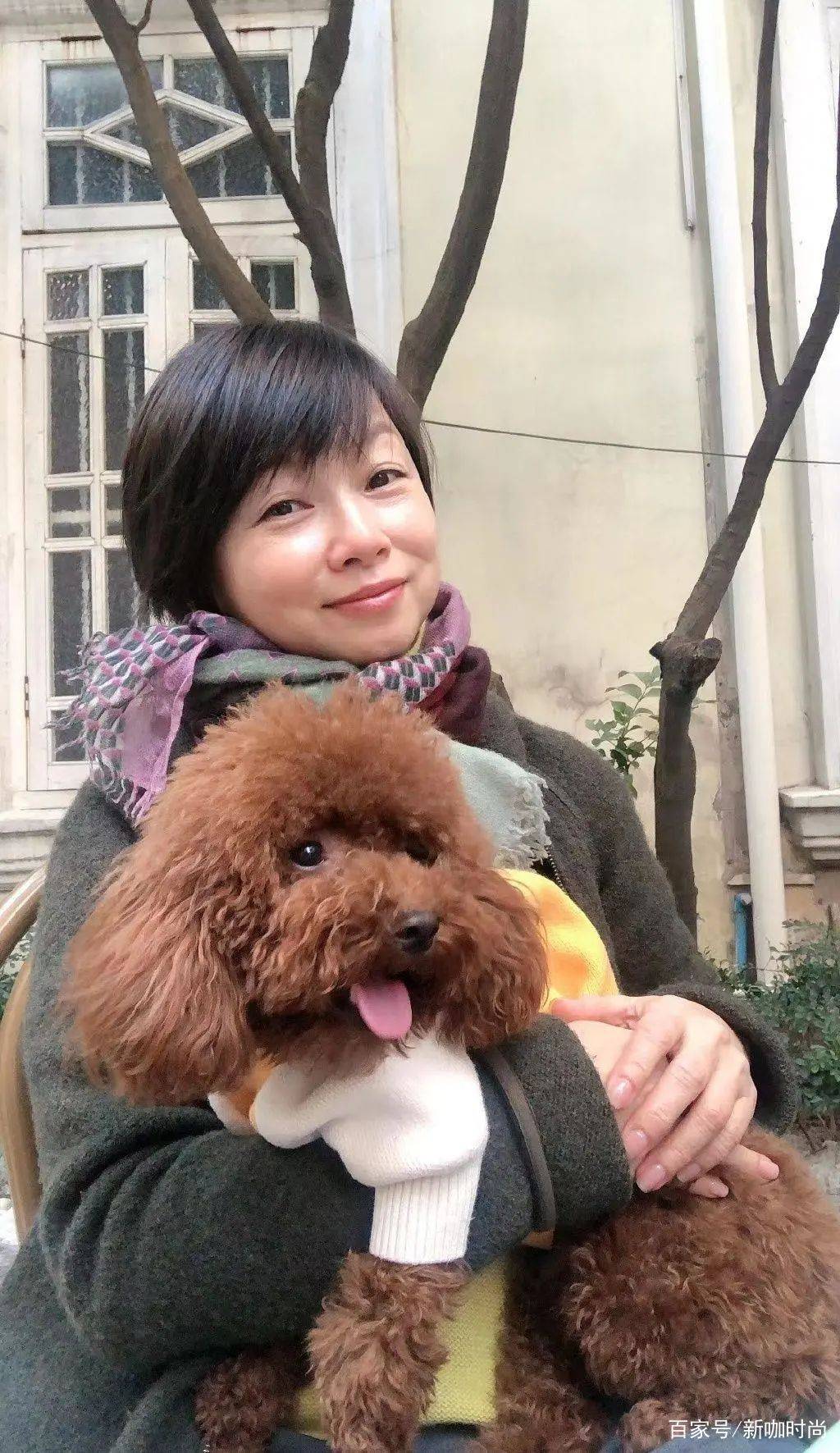 女士|品位不高改名也没用，54岁“建宁公主”大衣搭长靴，还是带点土味