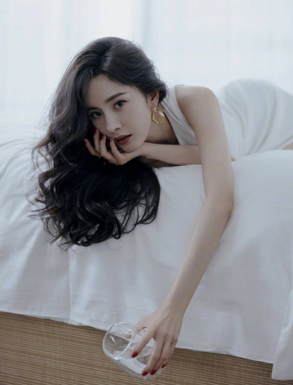 金智妮|杨幂最新造型曝光，腰部曲线惊人，和Jennie的腰线谁更好看