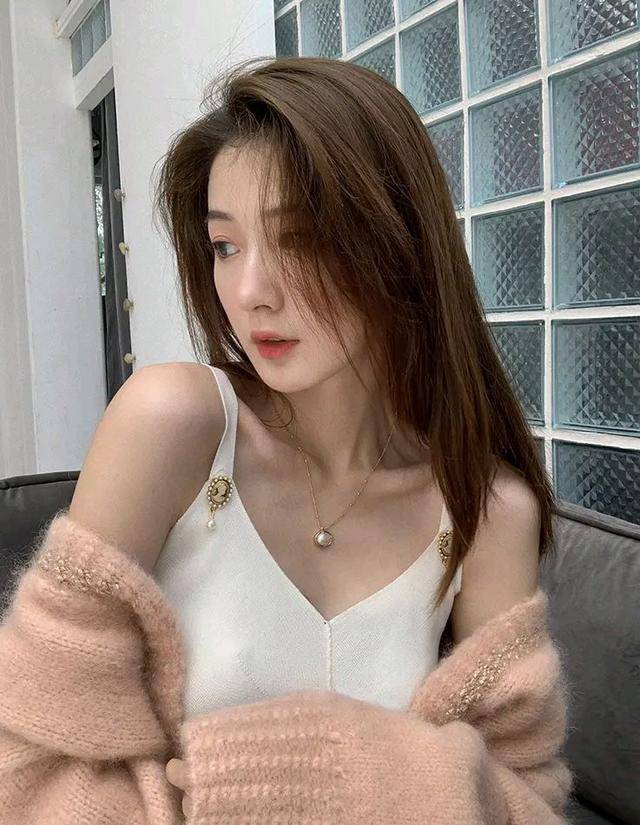 金色|赫本风的连衣裙性感中带一点小复古，搭配金色人像的胸针很有味道~