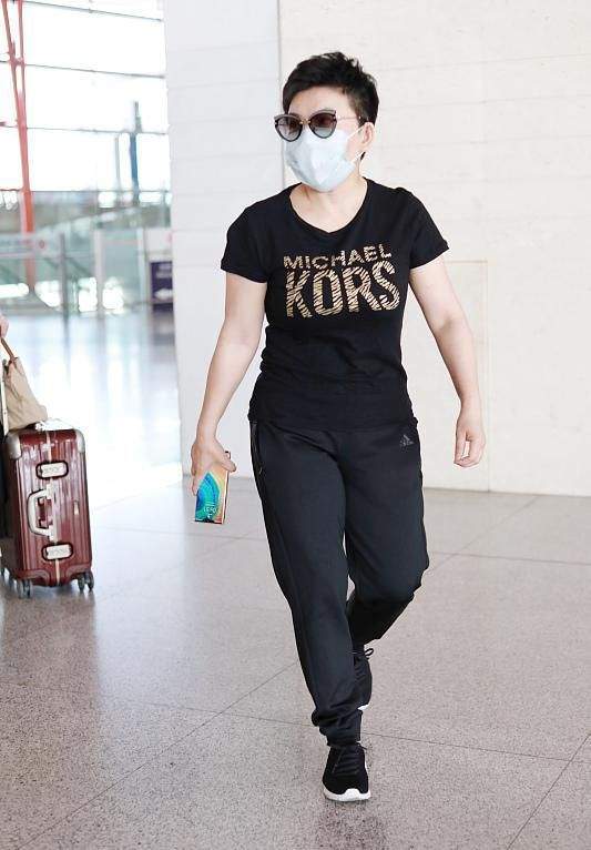 整体|“乒乓女王”邓亚萍罕走机场,155身高走出冠军范,剪超短发太帅