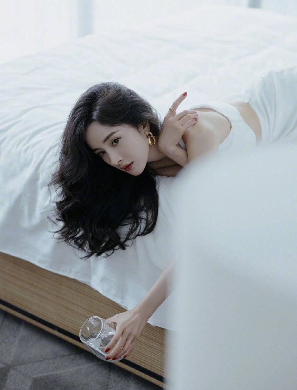 金智妮|杨幂最新造型曝光，腰部曲线惊人，和Jennie的腰线谁更好看
