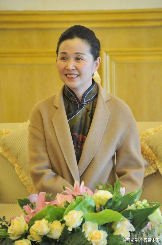样式|黄菡年过半百气质依旧,珍珠项链搭小黑裙,尽显知性大气范儿