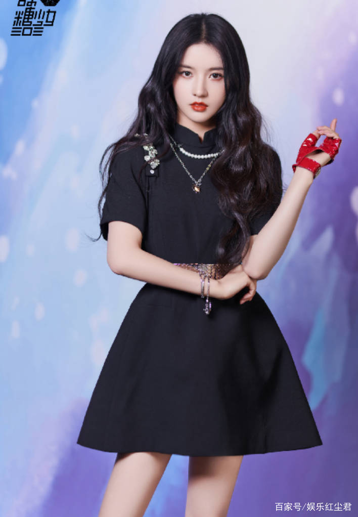 直角|硬糖少女新年造型曝光,希林郑乃馨丝袜大比拼,张艺凡直角肩惊艳