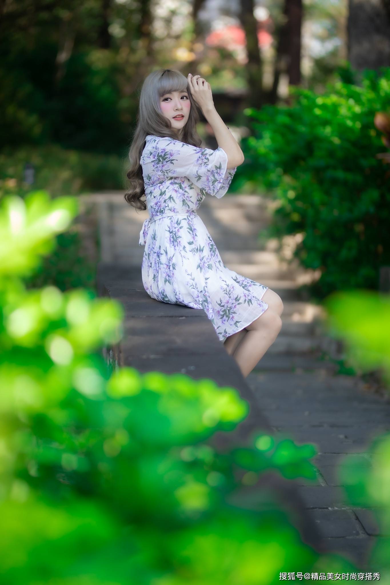 高跟鞋|紫色的印花裙，浪漫的喇叭袖设计，甜美减龄
