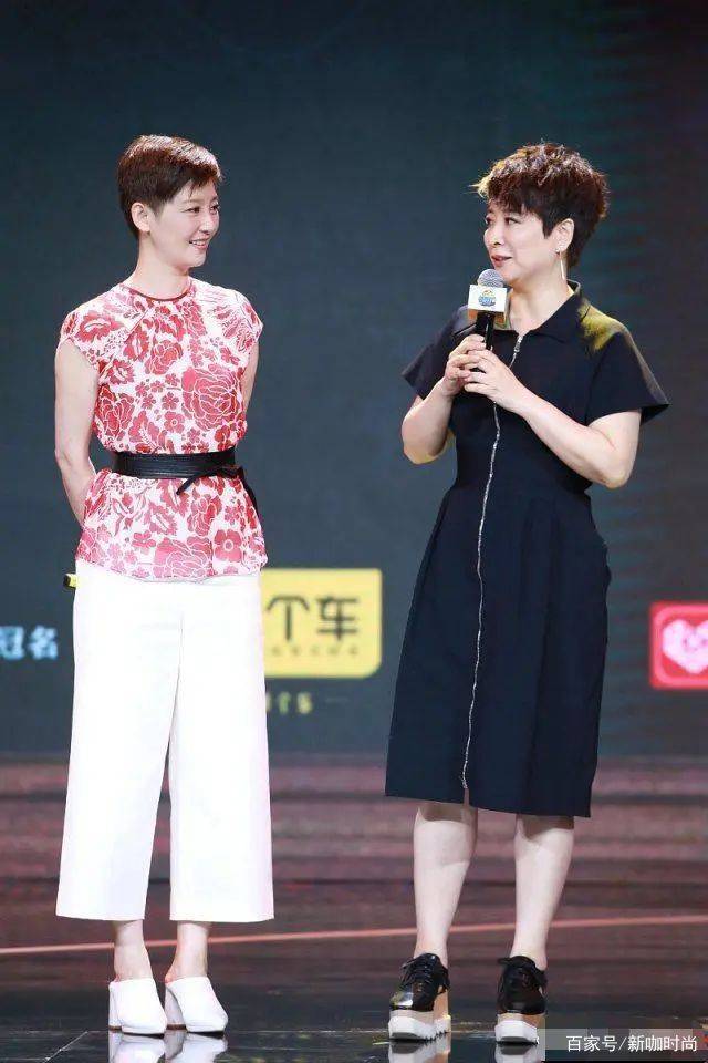 身材|陈小艺也老了？穿简约黑裙同框同岁徐帆，状态差了不止一点