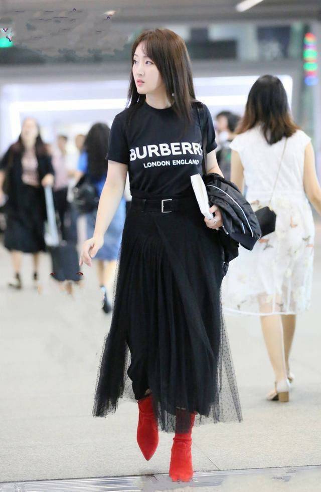 黑色|女人年过半百咋扮嫩，学50岁杨钰莹这样穿，大婶年纪也有少女感