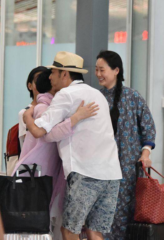 骨子里|林依轮老婆穿“村花长袍”还挺好看,骨子里气质高级,倒是不显土
