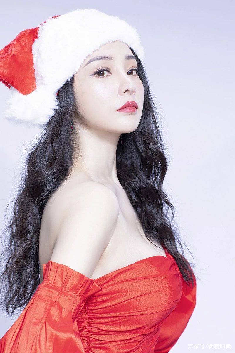 好身材|柳岩太有“料”,穿红色短裙化身圣诞老人,好身材暴露无遗