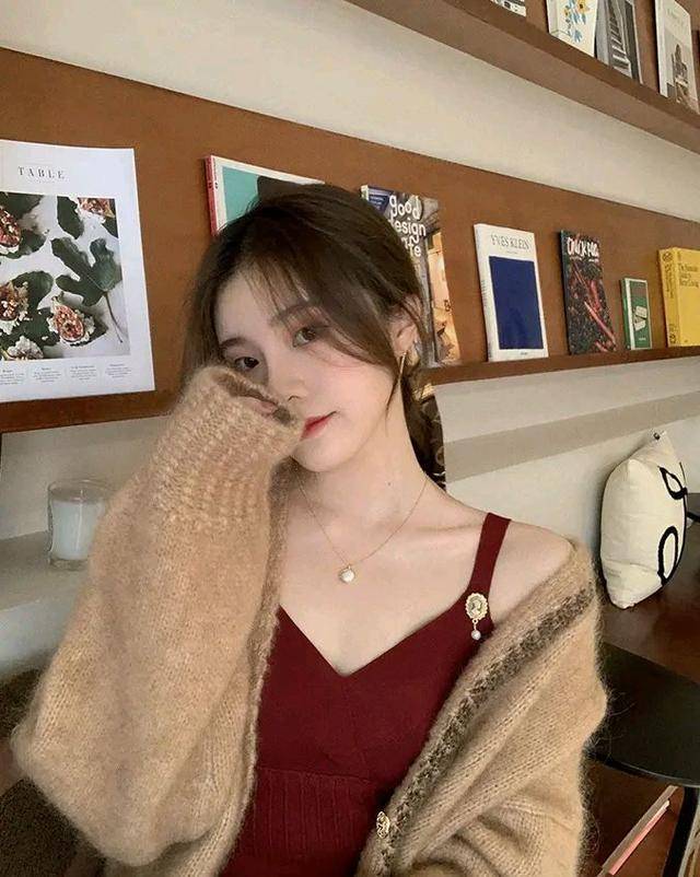 金色|赫本风的连衣裙性感中带一点小复古，搭配金色人像的胸针很有味道~