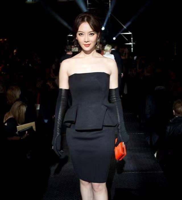 设计|陈数在国外真惊艳，黑色抹胸裙配手套美成优雅贵妇，真是太长脸了