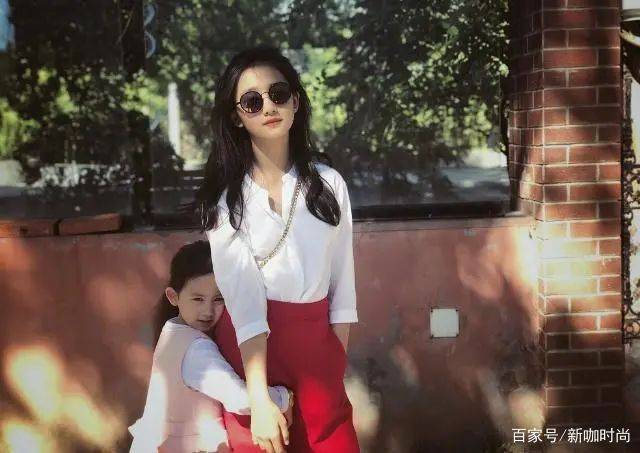 衣裙|黄家有女初长成,黄多多穿格子衫休闲又时髦,6岁妹妹颜值抢镜