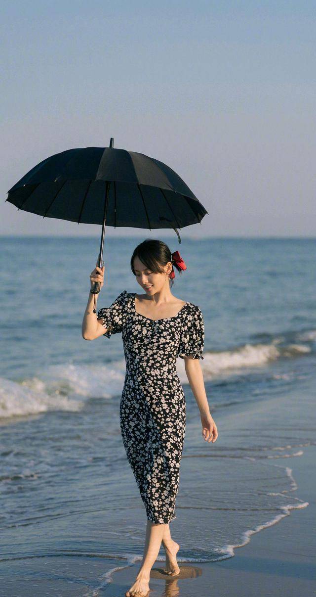 黑色|张嘉倪的小碎花裙真的穿出了时尚感，唯美轻盈又灵动，还不落俗套