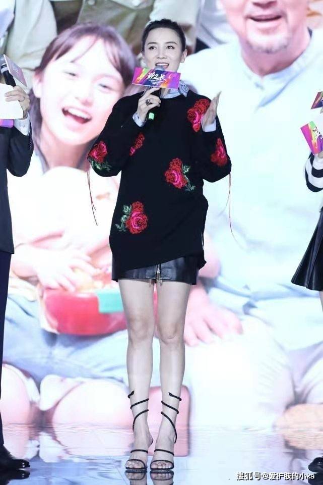 设计|宋佳的“椰奶肌”细腻显嫩,穿一身黑做陪衬,白到叫人心动又羡慕