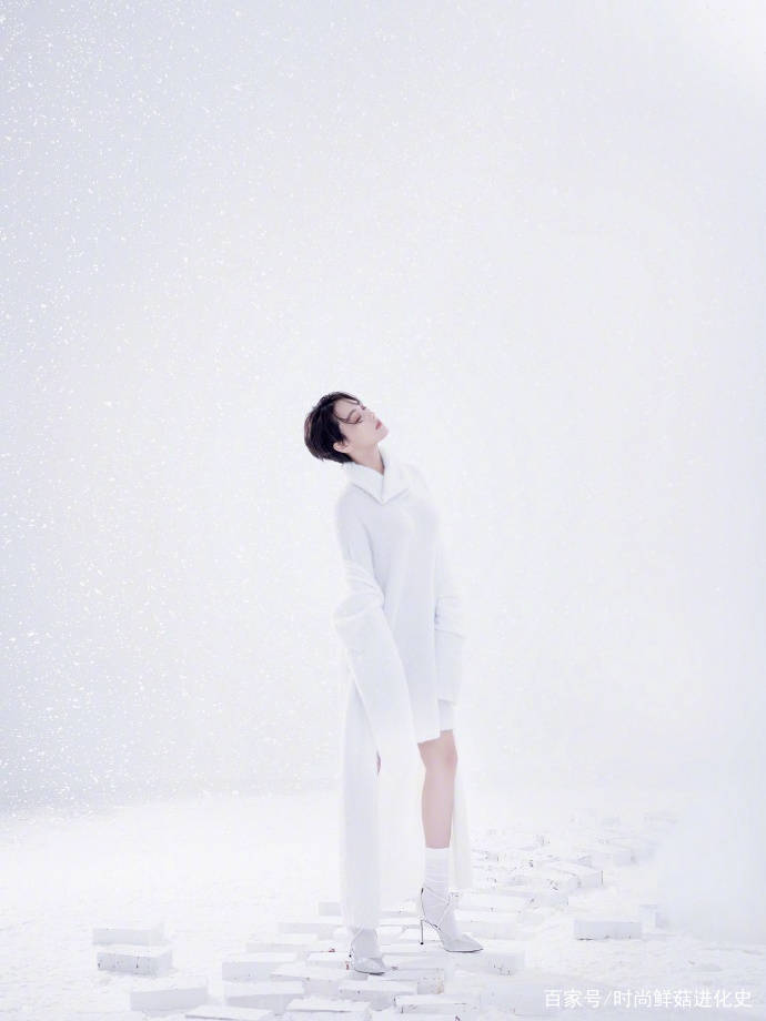 发型|32岁张馨予果然适合短发！冰雪妆容晶莹剔透，白色西装美出新高度