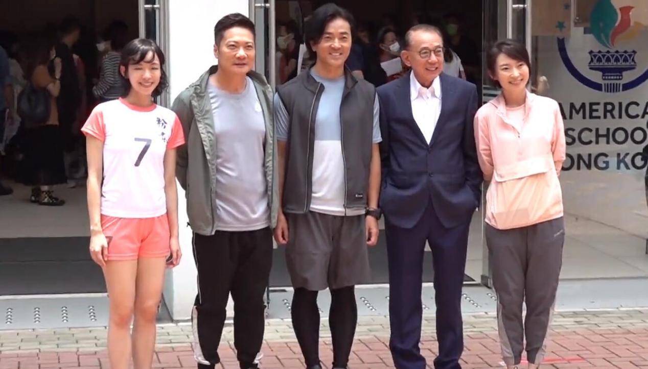 健美裤|54岁郑伊健罕见露面，穿背心健美裤小腿肌肉发达，美女合影太含羞