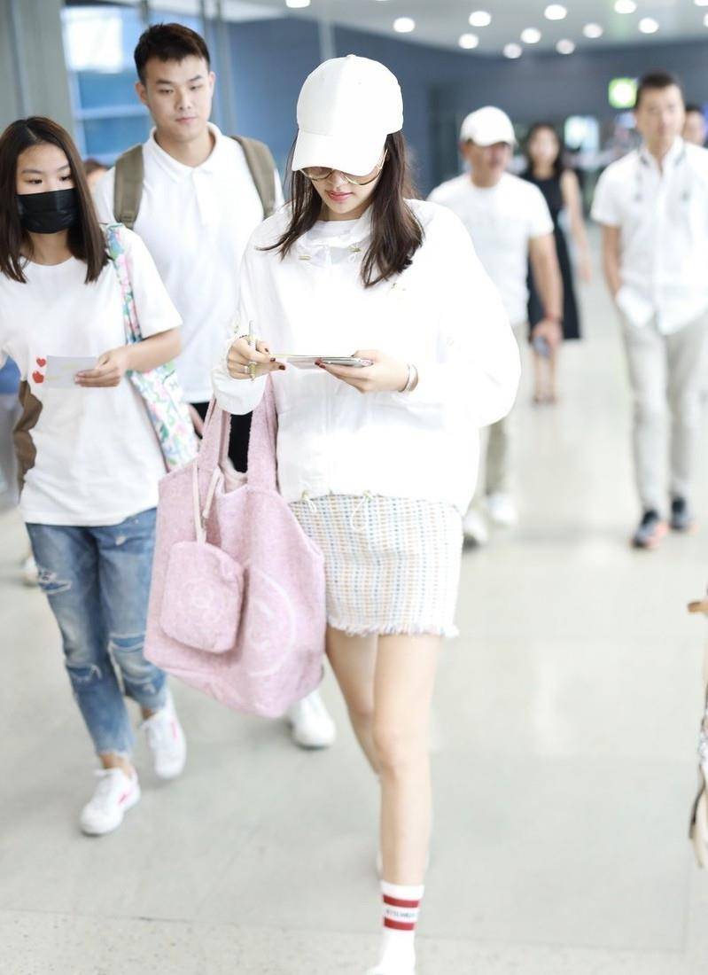 孙怡|孙怡当妈还这么瘦，白色“初恋装”温柔清新，“小鸟腿”可真白皙