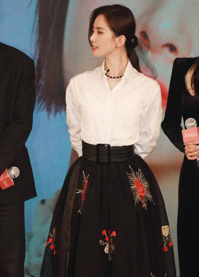 长发|刘诗诗简直是白衬衫女神，简单搭配就很美，网友：美貌颜值大暴击