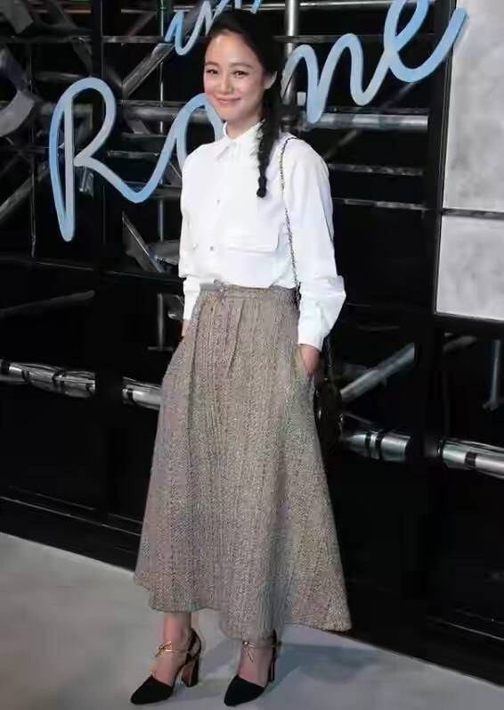 设计|周韵素颜出门被怼脸拍，跟精修图比差距大，穿一身黑气质依旧高级