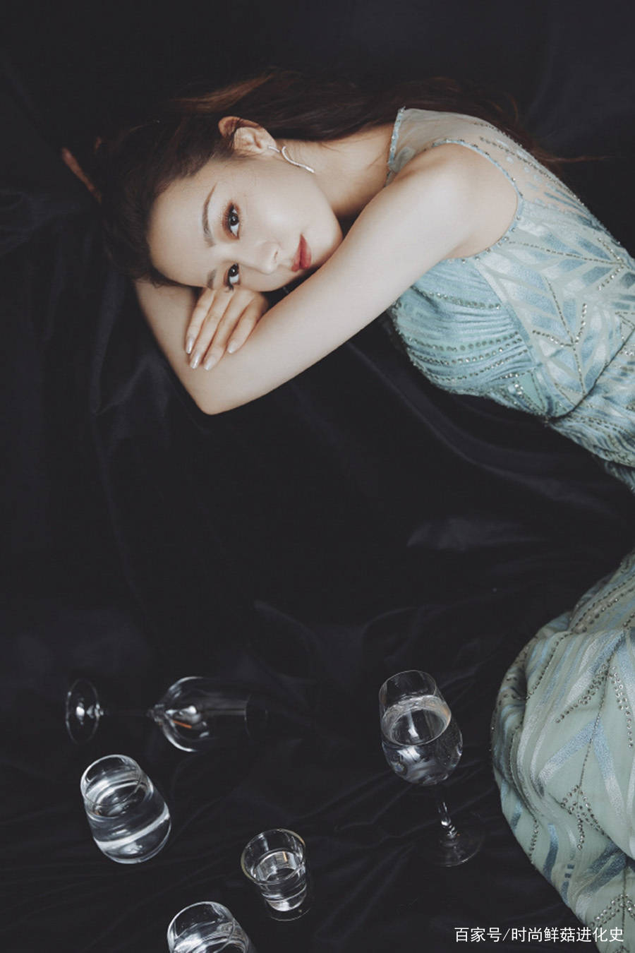 设计|27岁迪丽热巴参加活动,穿薄荷绿长裙,薄纱以为是皮肤!真惊艳