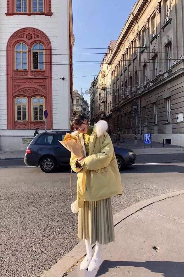 颜色|真正穿衣讲究的女人，都喜欢羽绒服里面搭裙子，时髦有型又不显胖