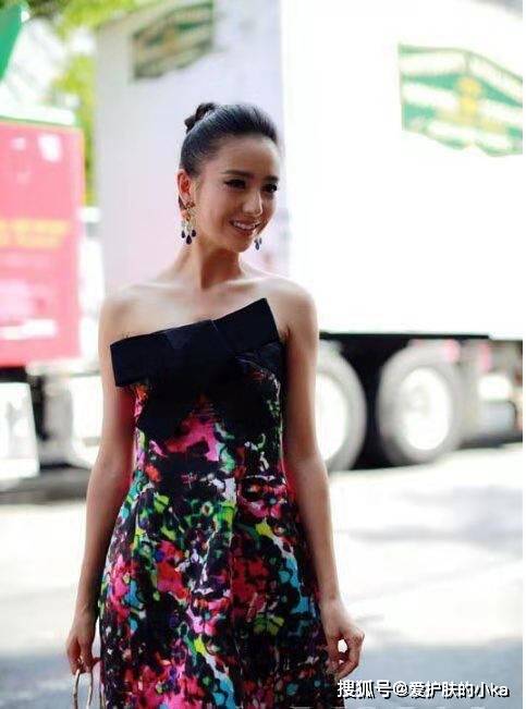 花又|佟丽娅穿越复杂反而越美，裙子又花又鲜艳，一般人还真hold不住