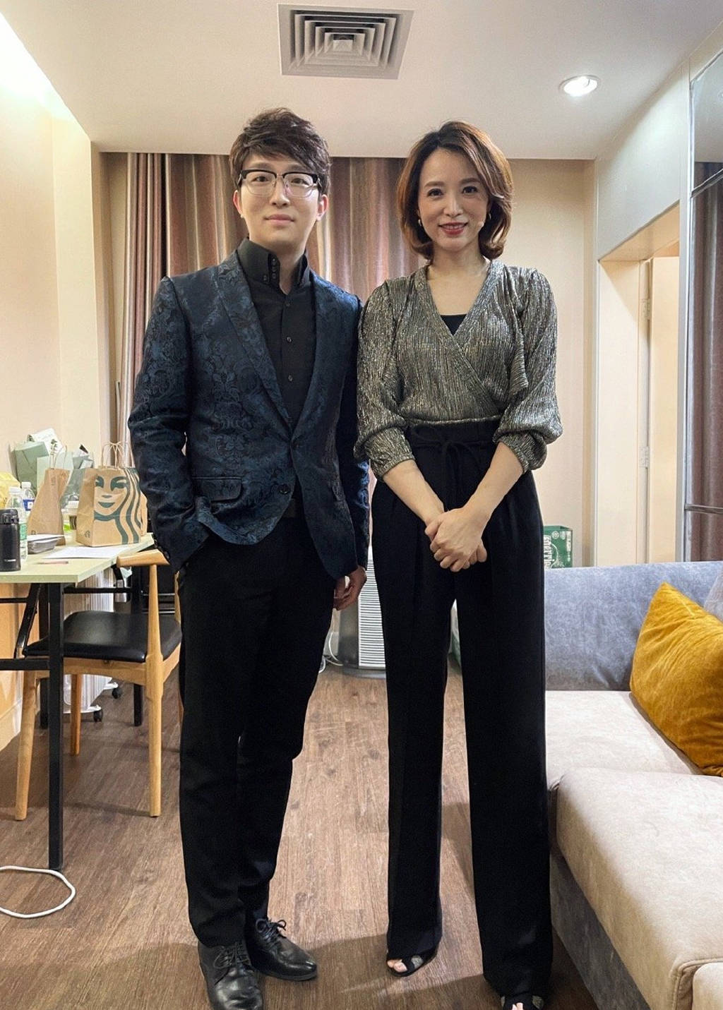 身材|董卿《朗读者3》杀青照曝光!手捧鲜花站C位,打扮朴素好接地气