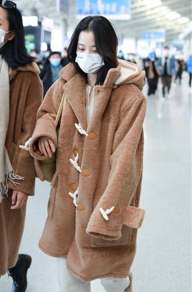 整体|欧阳娜娜素颜穿宽松外套,现身机场看着像个孩子,笑起来像初恋