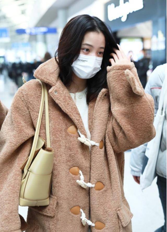 整体|欧阳娜娜素颜穿宽松外套,现身机场看着像个孩子,笑起来像初恋