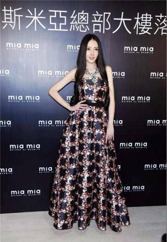 卫衣|郭碧婷的气质“辣妈界扛把子”，穿印花礼服华丽高级，时髦大气