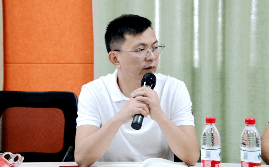 会议开始,王满介绍出席会议领导及嘉宾并阐述此次座谈会的目的.