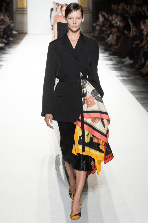 宋佳|女明星用围巾解锁新时尚,董璇当成腰带系,宋佳直接缝在风衣上