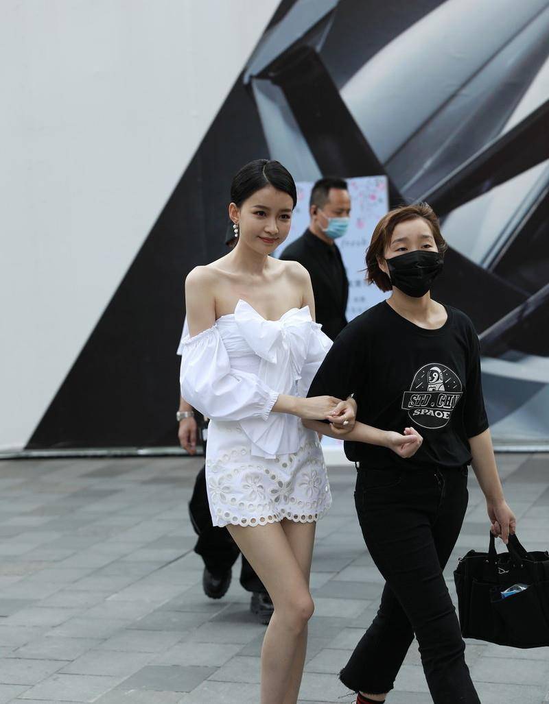 孙怡|孙怡当妈还这么瘦，白色“初恋装”温柔清新，“小鸟腿”可真白皙