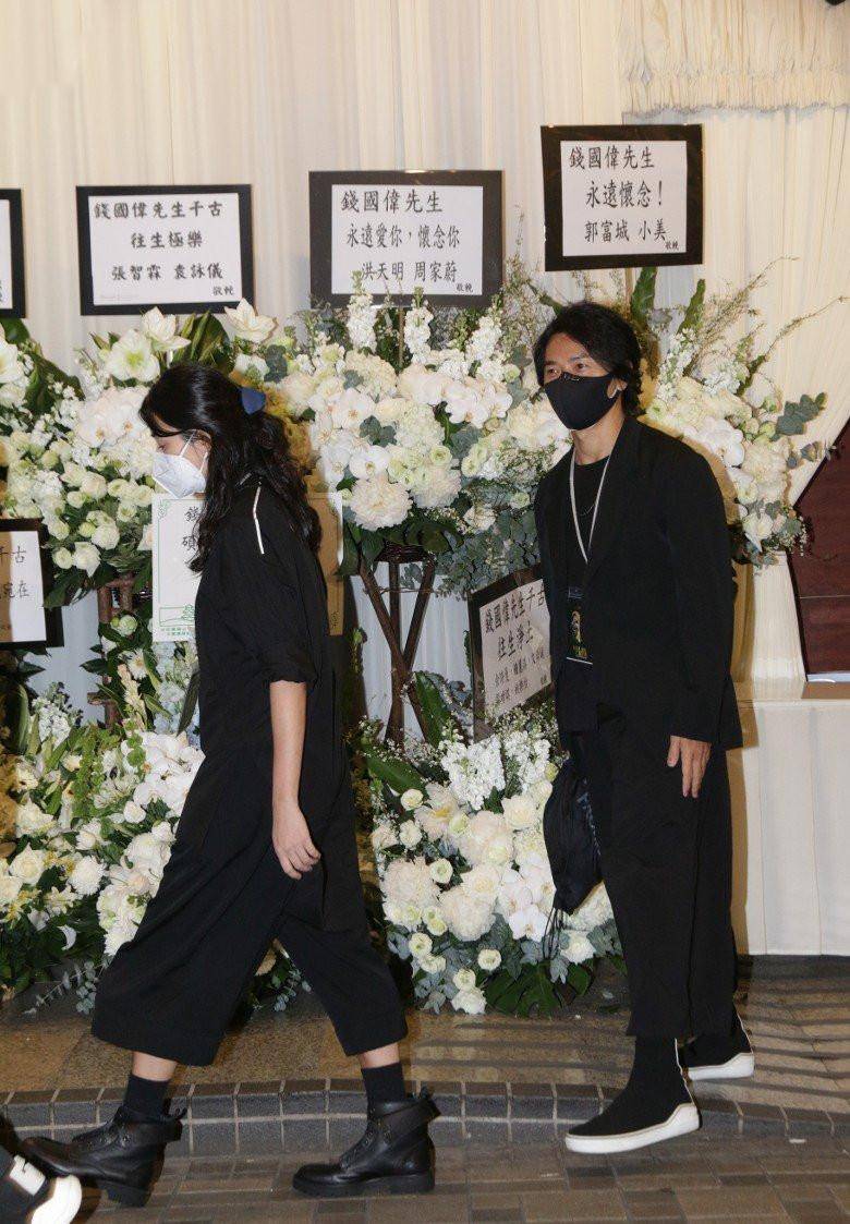 健美裤|54岁郑伊健罕见露面，穿背心健美裤小腿肌肉发达，美女合影太含羞