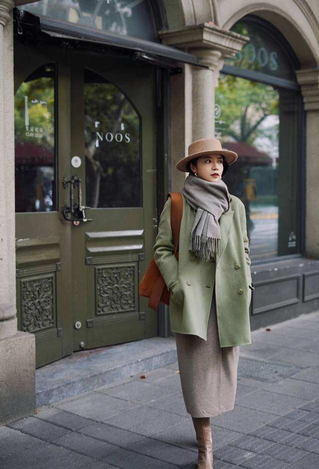 羊羔|真正讲究的女人，穿大衣很少配牛仔裤，像三木博主这样穿，更优雅