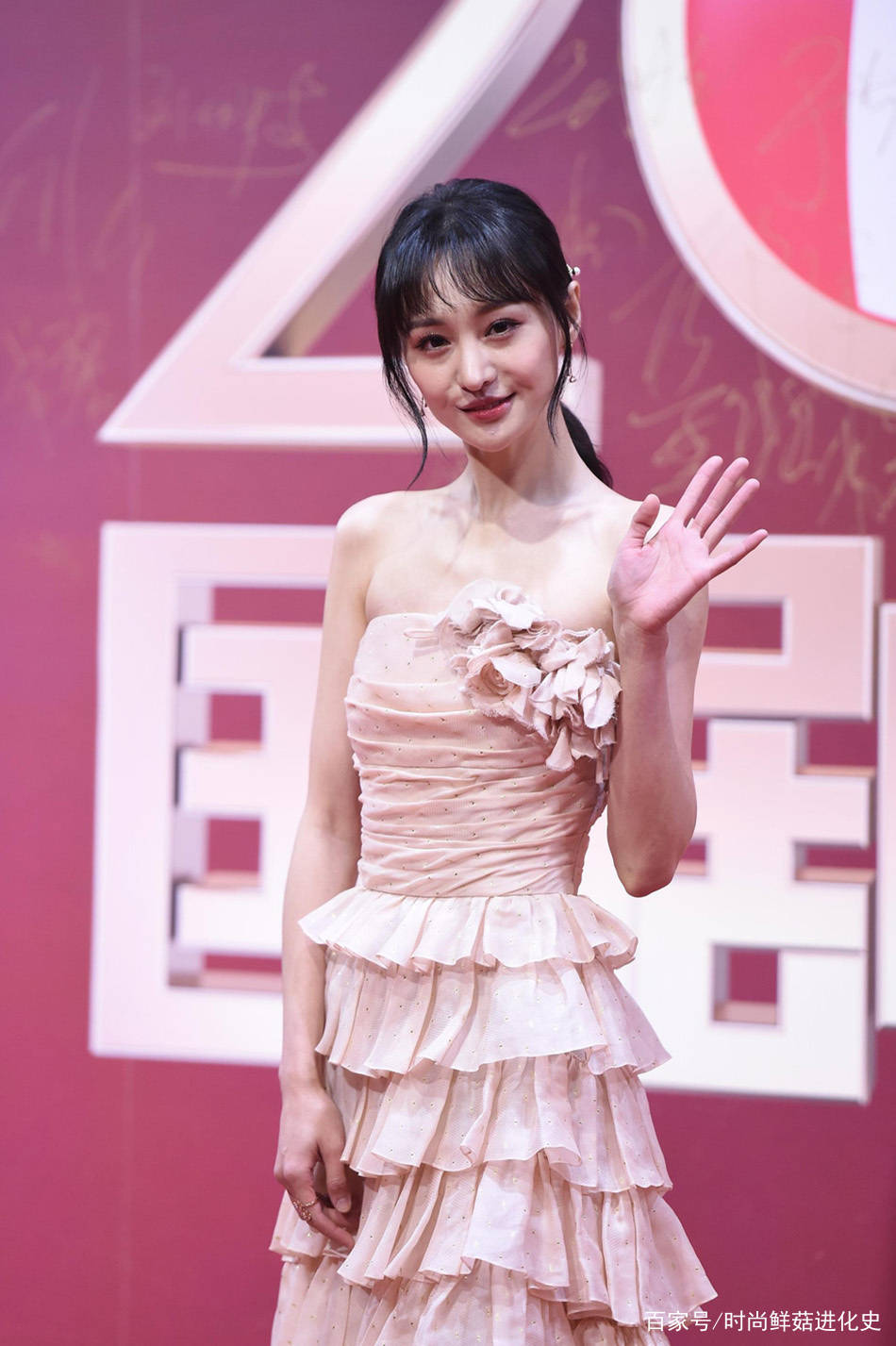 整体|28岁郑爽也太瘦了！千层蛋糕裙很美，无奈腰身撑不起裙子，全是褶