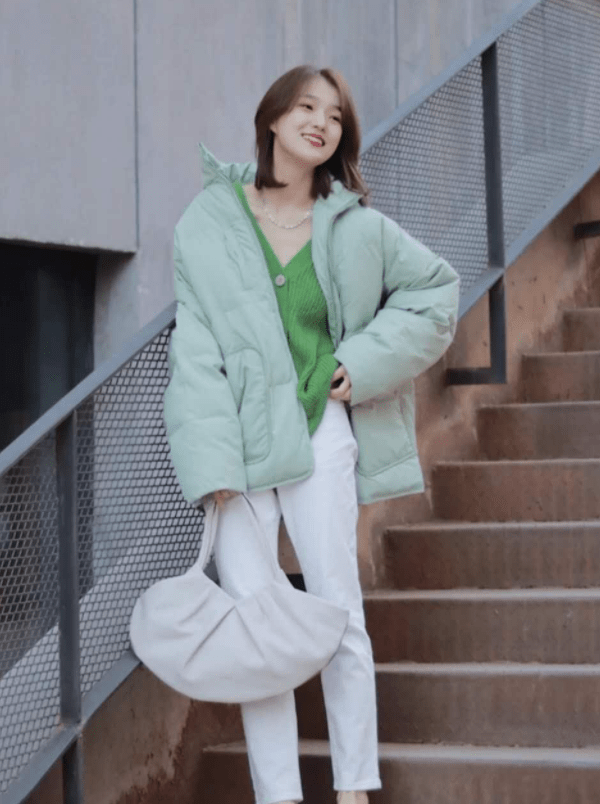 藏蓝色|奔五女人羽绒服别总选黑白灰，显老！多穿这四种颜色，时髦显气质