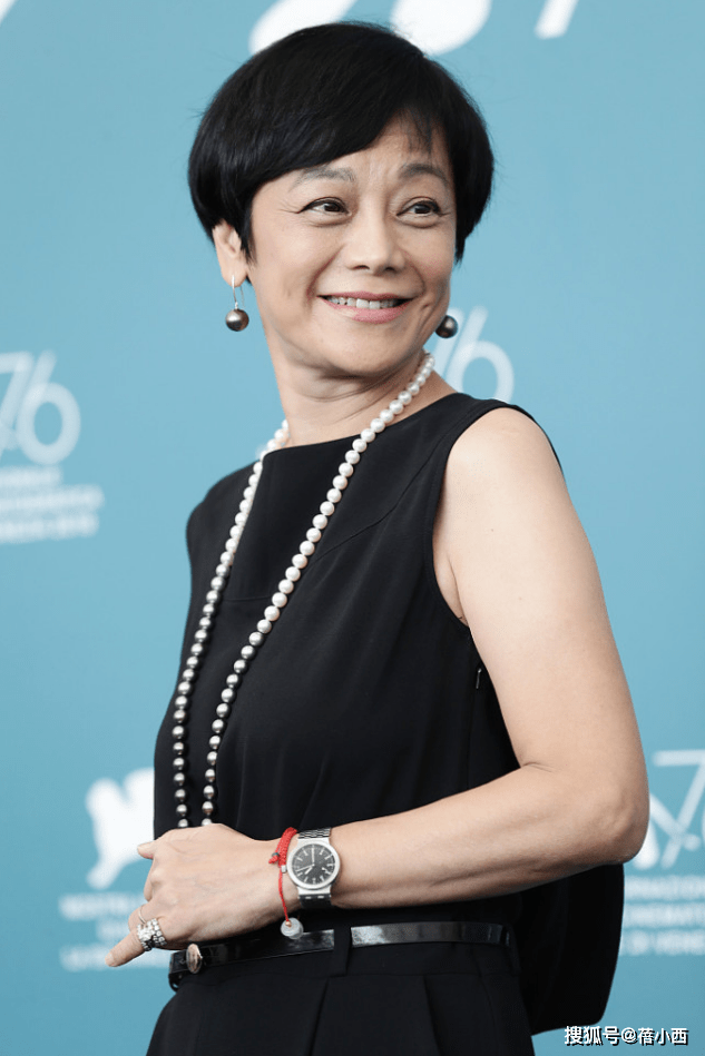 身材|张艾嘉的穿搭才叫“极简”,黑色连体裤配珍珠项链,越老越优雅