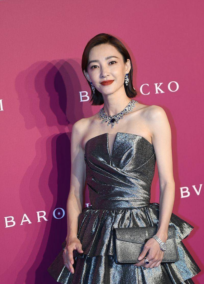黑色|王丽坤的气质娱乐圈都少见，长相又成熟又大方，辨识度好高