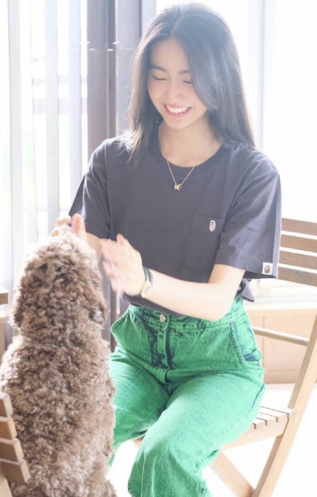 显得|木村光希出门真随性，“老汉衫”配洞洞鞋不修边幅，还没老妈时髦