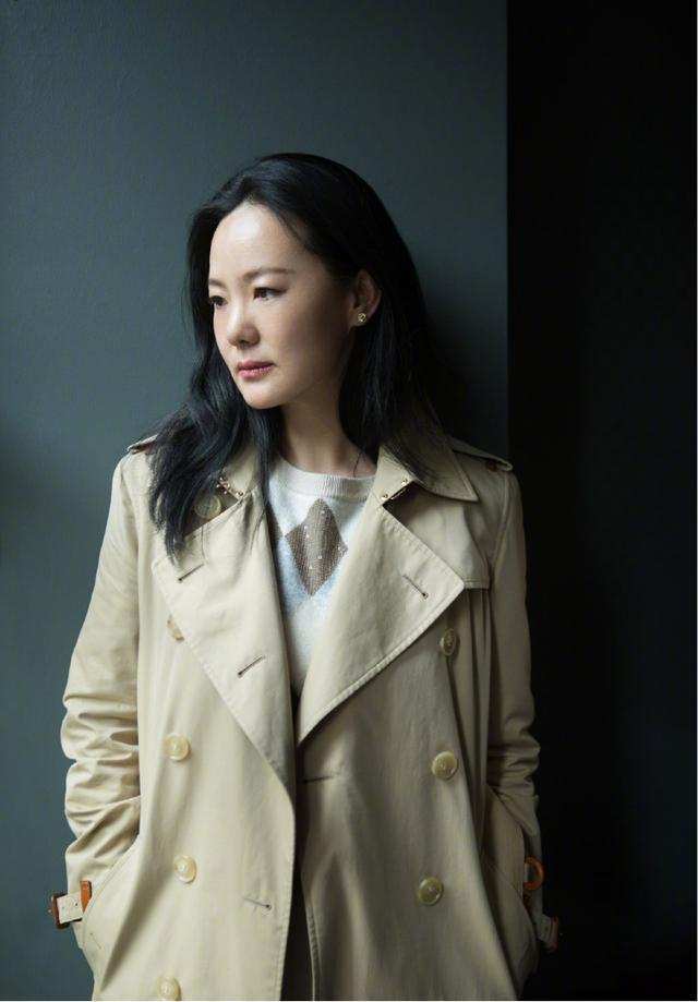 风景|咏梅气质真没得挑，穿丝绒长裙美成一道风景，优雅到骨子里的女人